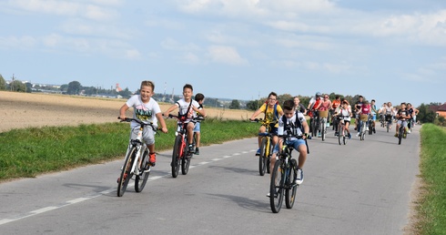 Na drodze z Przasnysza do Rostkowa dla pielgrzymów pieszych i rowerowych celem jest św. S. Kostka