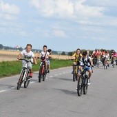 Na drodze z Przasnysza do Rostkowa dla pielgrzymów pieszych i rowerowych celem jest św. S. Kostka