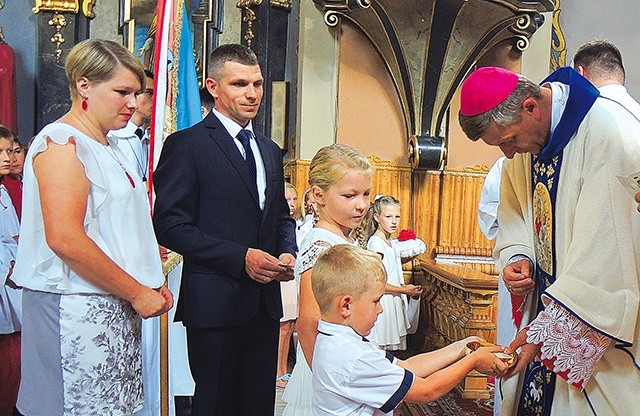 Procesja z darami podczas jubileuszowej Eucharystii.