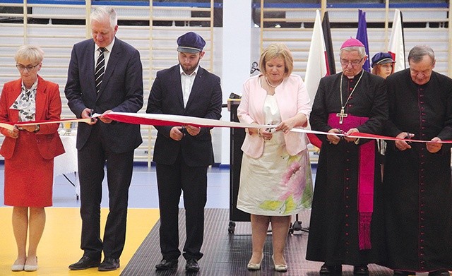 Wstęgę przecięli m.in. abp Głódź i minister Jarosław Gowin.