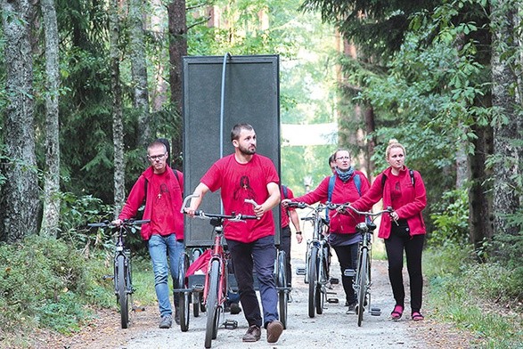 Ośmiu ewangelizatorów zsiadło z rowerów, by wspiąć się na Górę Polanowską.