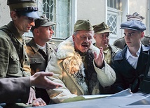 Kadr z obrazu filmowego „Żołnierze z Westerplatte w Koszalinie”.