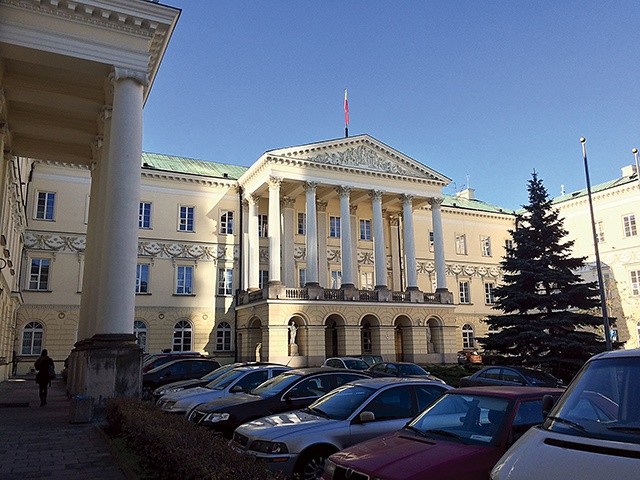 ▲	Kto zasiądzie w gabinecie przy pl. Bankowym? Zapewne przekonamy się dopiero po drugiej turze wyborów, zaplanowanej na 4 listopada.