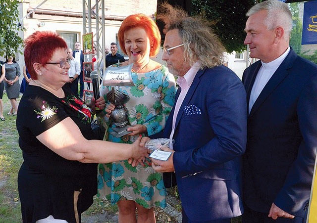 Statuetkę otrzymali Elwira i Tomasz Skoczkowie (w środku). Z lewej Ewa Kamińska, wiceprezes stowarzyszenia, a z prawej – prezes ks. Andrzej Tuszyński.