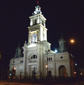 Wieczorna iluminacja pokazuje w pełni architektoniczne piękno świątyni na radomskich Glinicach.