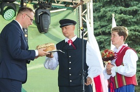 Wójt Dziewierz dostał chleb wypieczony z mąki z tegorocznego ziarna od Janusza Palucha. Obok Iwona Kowalczyk.