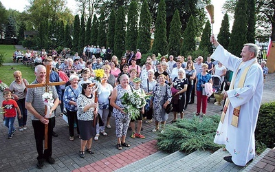 Ks. Krzysztof Osiński nie szczędził wody święconej swoim parafianom.