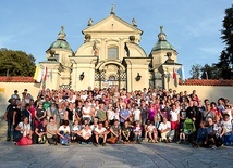 Do sanktuarium szło ok. 300 osób.