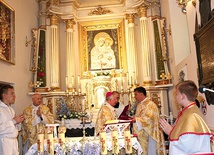 Przed cudownym obrazem metropolita krakowski wręczył ks. Jarosławowi Żmii dekret ustanawiający sanktuarium.