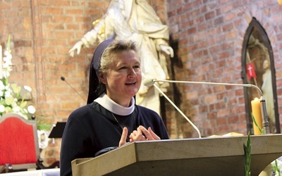 Siostra Dolores Zok podczas konferencji w sanktuarium Matki Bożej Pokornej. 