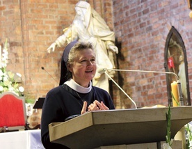 Siostra Dolores Zok podczas konferencji w sanktuarium Matki Bożej Pokornej. 