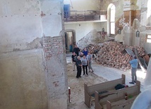 Zniszczone wnętrze kościoła. 