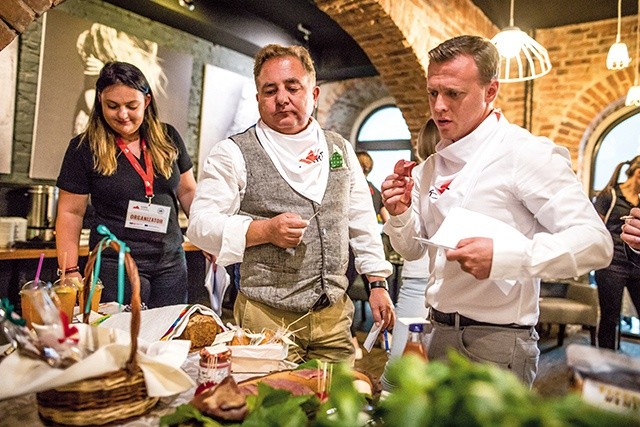 Robert Makłowicz, gość wystawy, przygotował risotto.