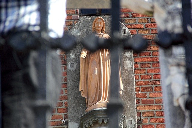 Matka Boża czczona jest tu od XVI wieku. Co roku do tego miejsca zmierzają tysiące wiernych.