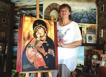 ▲	Małgorzata Krzemińska przy wizerunku Matki Bożej Włodzimierskiej. Choć w pracowni najwięcej jest ikon, artystka maluje także portrety i pejzaże. Najczęściej dla znajomych. 
