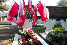 ▲	Każdego roku w rocznicę wybuchu II wojny światowej władze miasta i kombatanci składają kwiaty na mogile kapitana.