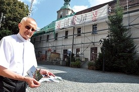 ▲	– Prace idą bardzo sprawnie, na dachu już wkrótce pojawi się nowa karpiówka – cieszy się ks. Pichen, proboszcz.