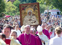Procesja z obrazem Matki Bożej Gietrzwałdzkiej z kościoła na błonia przy źródełku, gdzie sprawowana była Eucharystia.