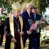 Po Mszy św. uczestnicy uroczystości udali się na miejsce poświęcenia tablicy upamiętniającej bohaterów w walce o wolność.