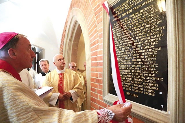 Biskup Andrzej Jeż odsłonił i poświęcił tablicę w północnej kruchcie katedry.