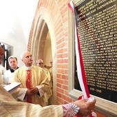 Biskup Andrzej Jeż odsłonił i poświęcił tablicę w północnej kruchcie katedry.