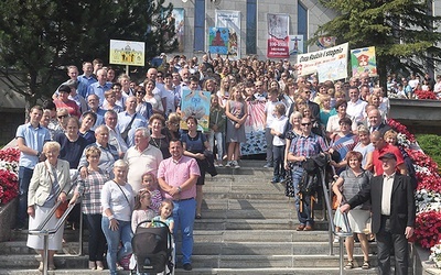 Przed sanktuarium Matki Bożej Pocieszenia.