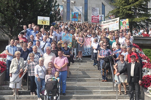 Przed sanktuarium Matki Bożej Pocieszenia.