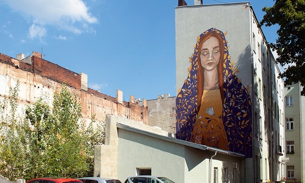 Autorką murala, inspirowanego wiarą i duchowością, jest Paulina Nawrot. 8.08.2018 r. Łódź