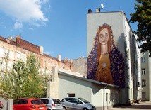 Autorką murala, inspirowanego wiarą i duchowością, jest Paulina Nawrot. 8.08.2018 r. Łódź