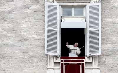 Papież apeluje o walkę z fake newsami