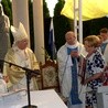 Bogusława i Stanisław Tępińscy, fundatorzy kaplicy, ofiarowali obecnym na liturgii abp. Wacławowi Depo i bp. Henrykowi Tomasikowi okolicznościowe ryngrafy