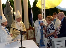 Bogusława i Stanisław Tępińscy, fundatorzy kaplicy, ofiarowali obecnym na liturgii abp. Wacławowi Depo i bp. Henrykowi Tomasikowi okolicznościowe ryngrafy
