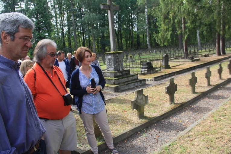 Potomkowie byłych jeńców brytyjskich w dawnym obozie Lamsdorf