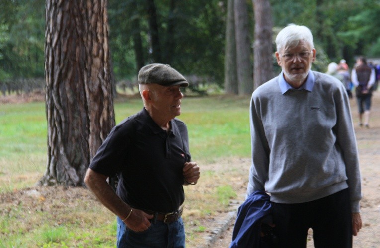 Potomkowie byłych jeńców brytyjskich w dawnym obozie Lamsdorf