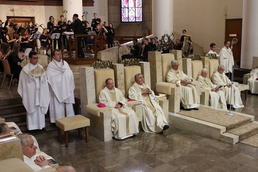 Święcenia biskupie w katedrze cz.1