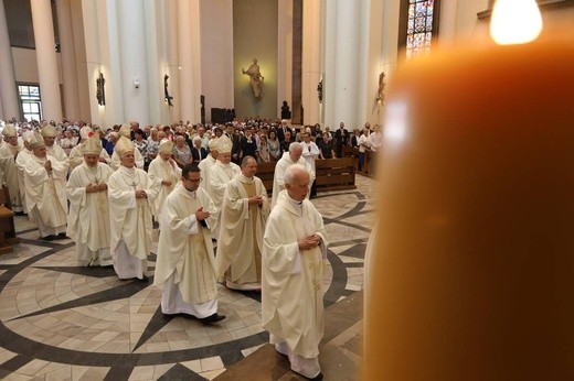 Święcenia biskupie w katedrze cz.1