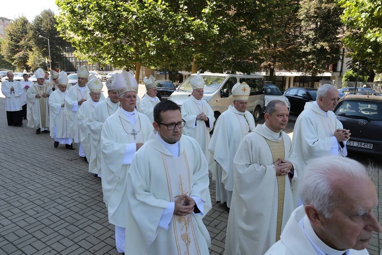 Święcenia biskupie w katedrze cz.1