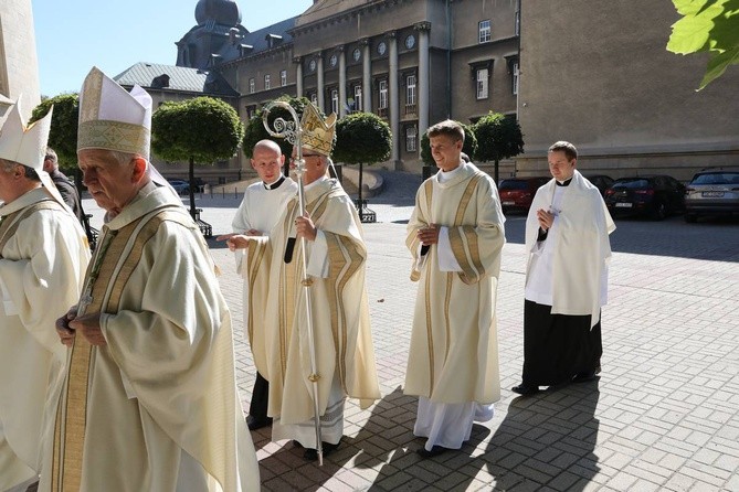 Święcenia biskupie w katedrze cz.1