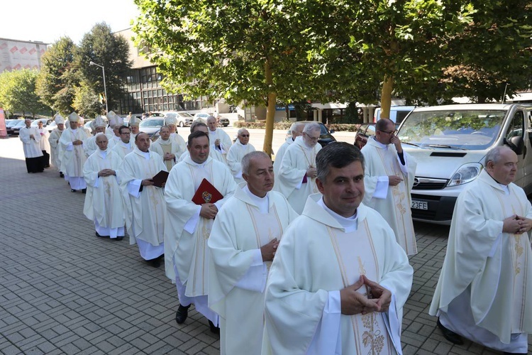 Święcenia biskupie w katedrze cz.1