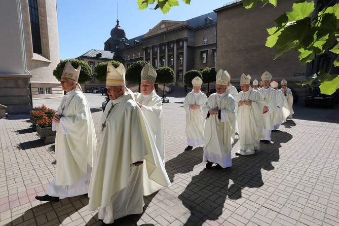 Święcenia biskupie w katedrze cz.1