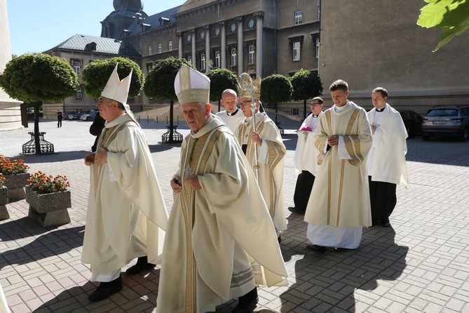 Święcenia biskupie w katedrze cz.1