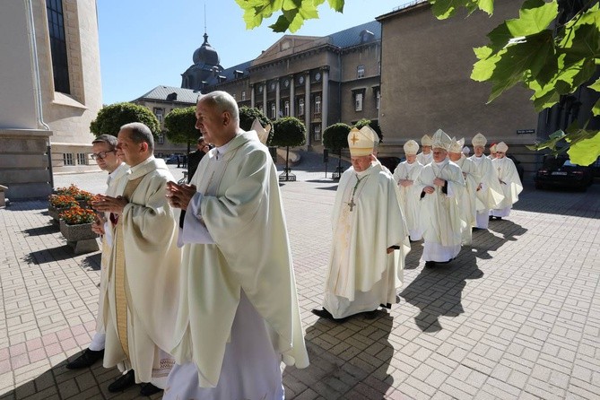 Święcenia biskupie w katedrze cz.1