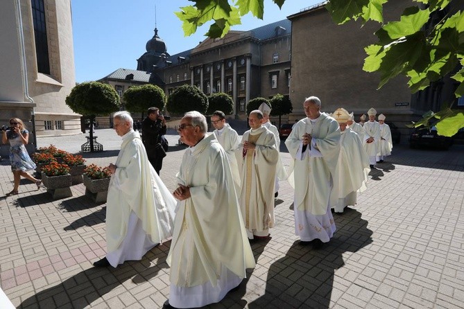 Święcenia biskupie w katedrze cz.1