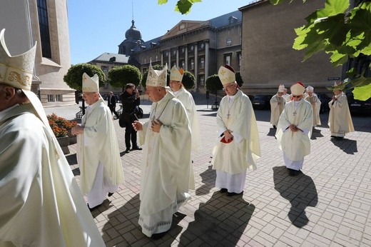 Święcenia biskupie w katedrze cz.1