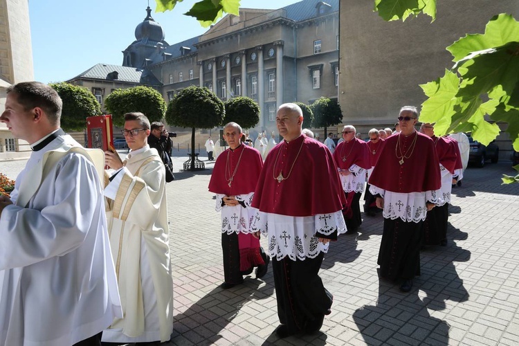 Święcenia biskupie w katedrze cz.1