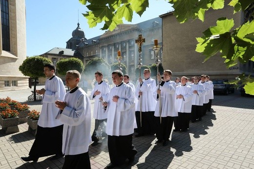 Święcenia biskupie w katedrze cz.1