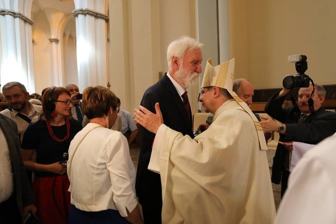 Świecenia biskupie w katedrze cz.2 - życzenia