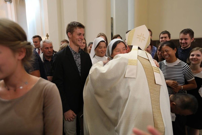 Świecenia biskupie w katedrze cz.2 - życzenia