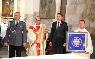 Komendant Gruszczyński i prezes Olbrychowski przekazali okolicznościowe wota