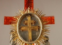 Relikwie z drzewa Krzyża Świętego dla Świątyni Opatrzności Bożej w Warszawie 